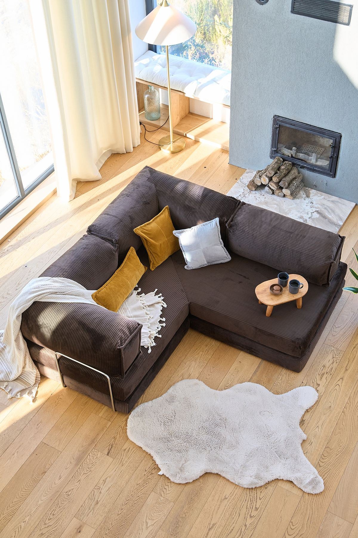 Braunes Eck-Schlafsofa aus Cord-Plüschstoff mit vier Kissen, rutschfester Sohle und abnehmbarem Bezug, Frontalansicht.