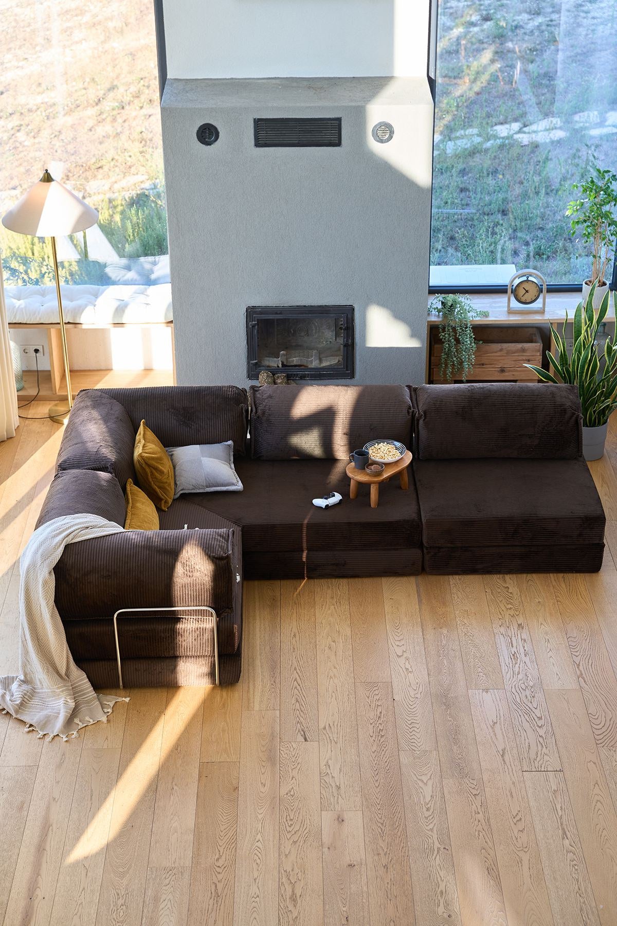 Braunes Eck-Schlafsofa aus Cord-Plüschstoff mit vier Kissen, rutschfester Sohle und abnehmbarem Bezug, Frontalansicht.