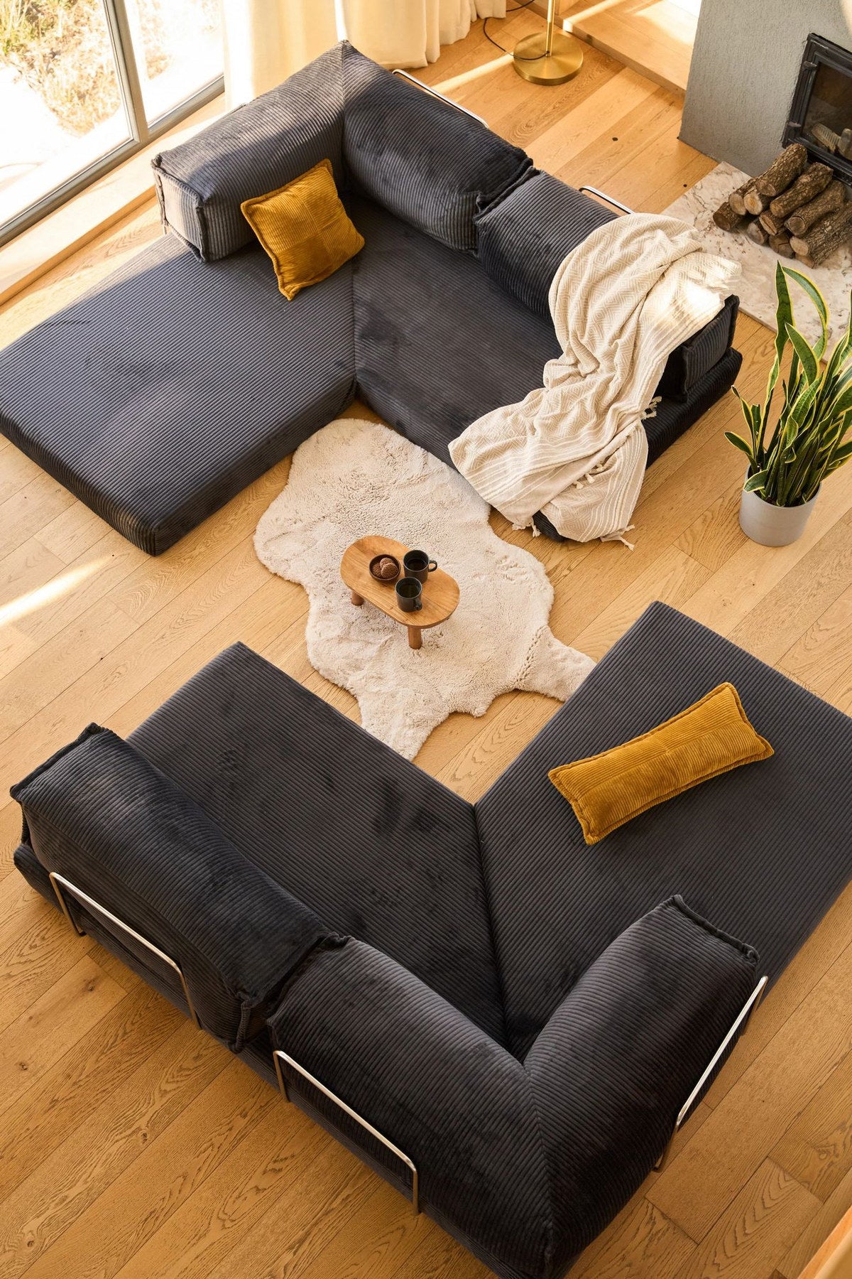 Braunes Eck-Schlafsofa aus Cord-Plüschstoff mit vier Kissen, rutschfester Sohle und abnehmbarem Bezug, Frontalansicht.