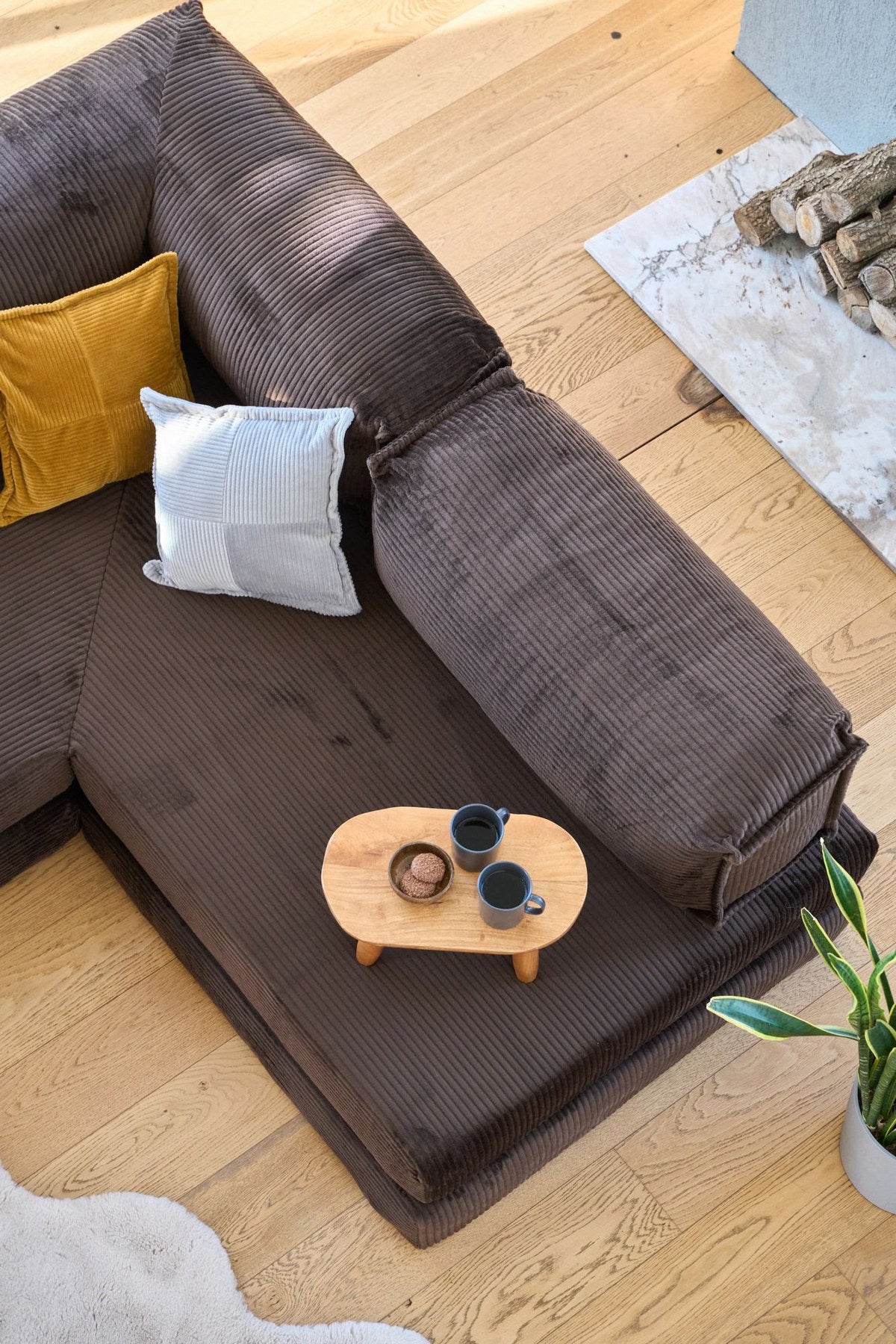 Braunes Eck-Schlafsofa aus Cord-Plüschstoff mit vier Kissen, rutschfester Sohle und abnehmbarem Bezug, Frontalansicht.