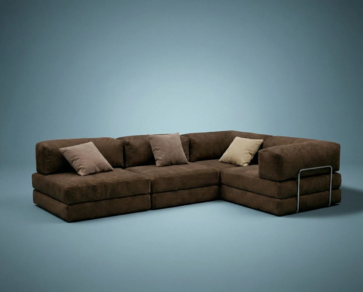 Braunes Eck-Schlafsofa aus Cord-Plüschstoff mit vier Kissen, rutschfester Sohle und abnehmbarem Bezug, Frontalansicht.