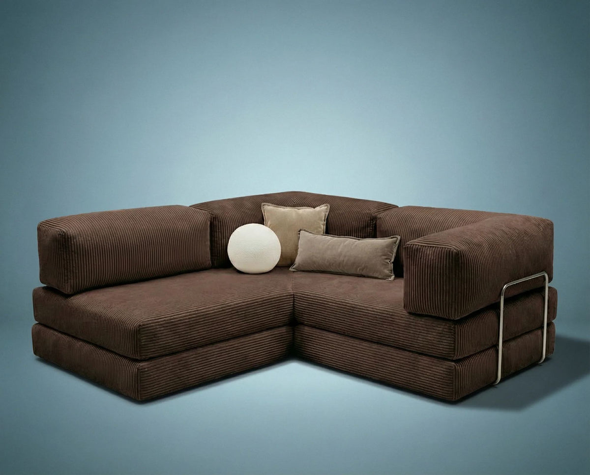 Braunes Eck-Schlafsofa aus Cord-Plüschstoff mit vier Kissen, rutschfester Sohle und abnehmbarem Bezug, Frontalansicht.