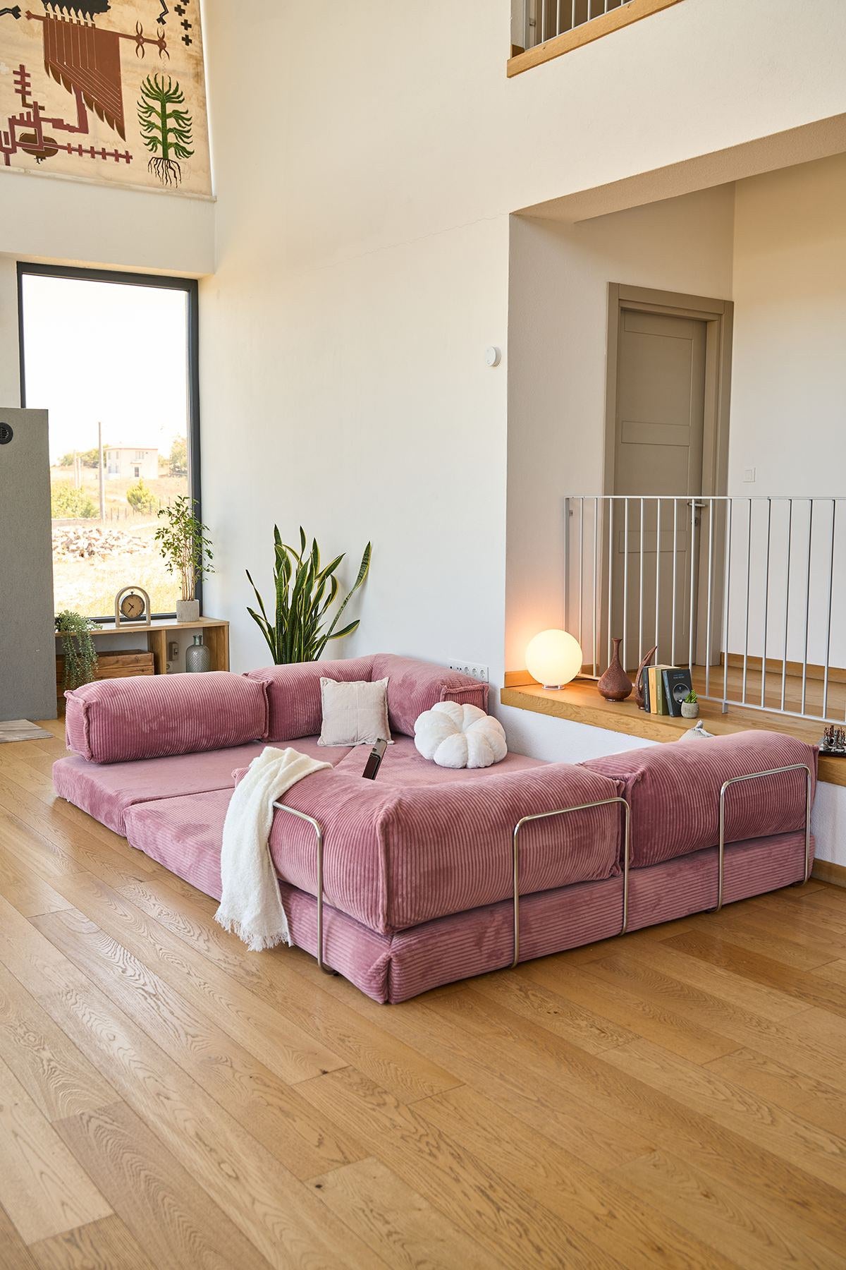 Rosafarbenes Eck-Schlafsofa aus Cord-Plüschstoff mit vier Kissen, abnehmbarem Bezug und rutschfester Sohle, Grösse 300x100 cm.