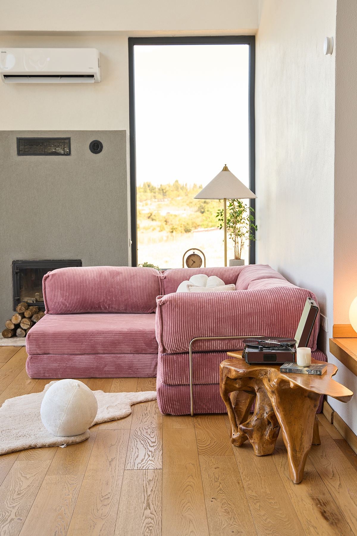 Rosafarbenes Eck-Schlafsofa aus Cord-Plüschstoff mit vier Kissen, abnehmbarem Bezug und rutschfester Sohle, Grösse 300x100 cm.