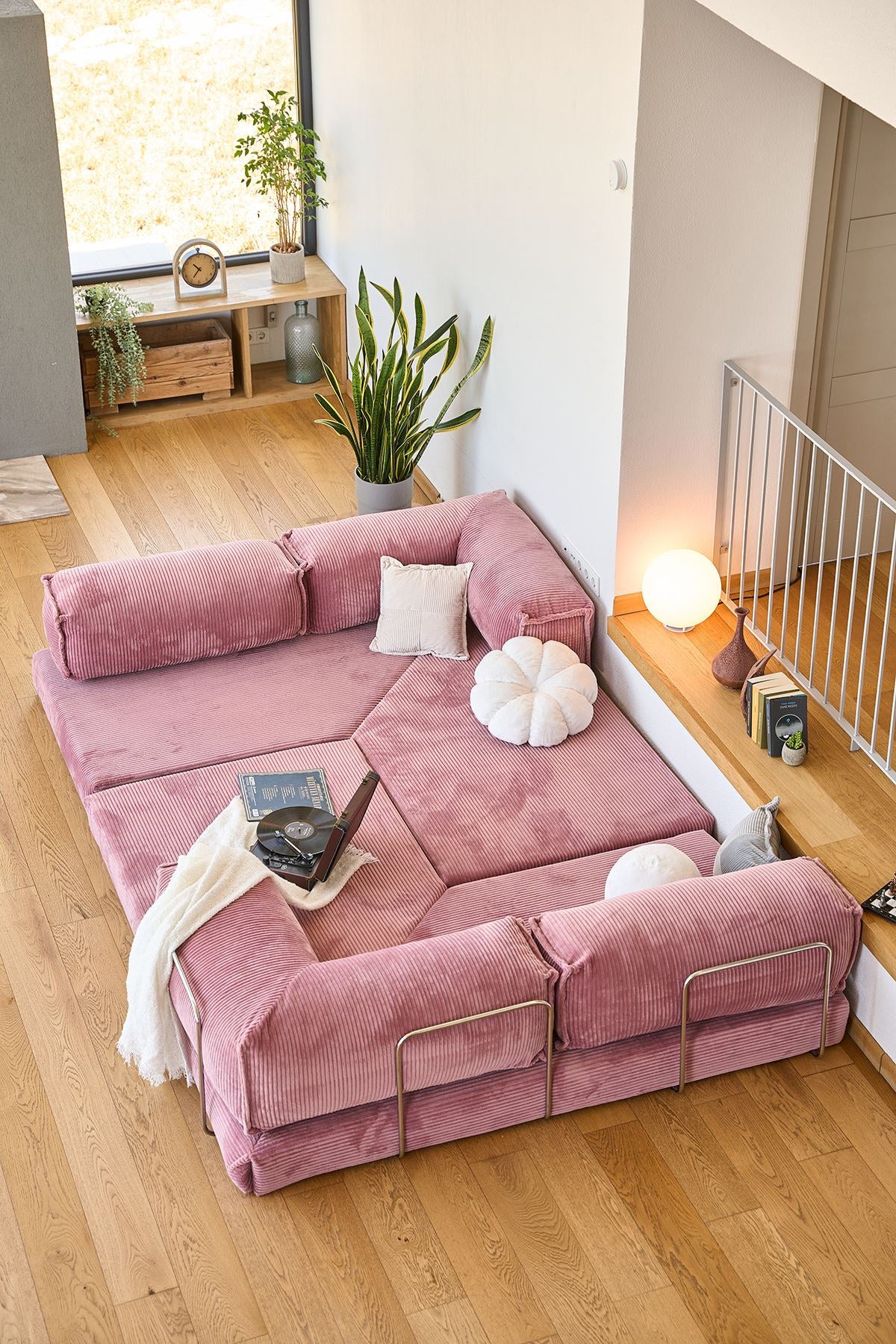 Rosafarbenes Eck-Schlafsofa aus Cord-Plüschstoff mit vier Kissen, abnehmbarem Bezug und rutschfester Sohle, Grösse 300x100 cm.