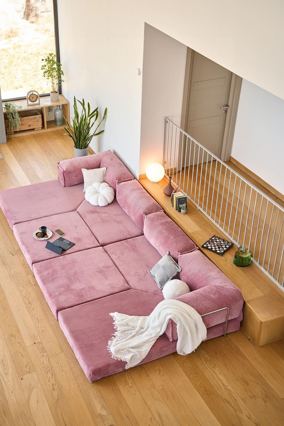 Rosafarbenes Eck-Schlafsofa aus Cord-Plüschstoff mit vier Kissen, abnehmbarem Bezug und rutschfester Sohle, Grösse 300x100 cm.