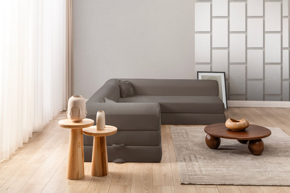 Braunes Ecksofa-Bett Legom Eco von Hanah Home aus geripptem Plüschstoff mit vier Kissen und abnehmbarem Bezug, Frontalansicht.