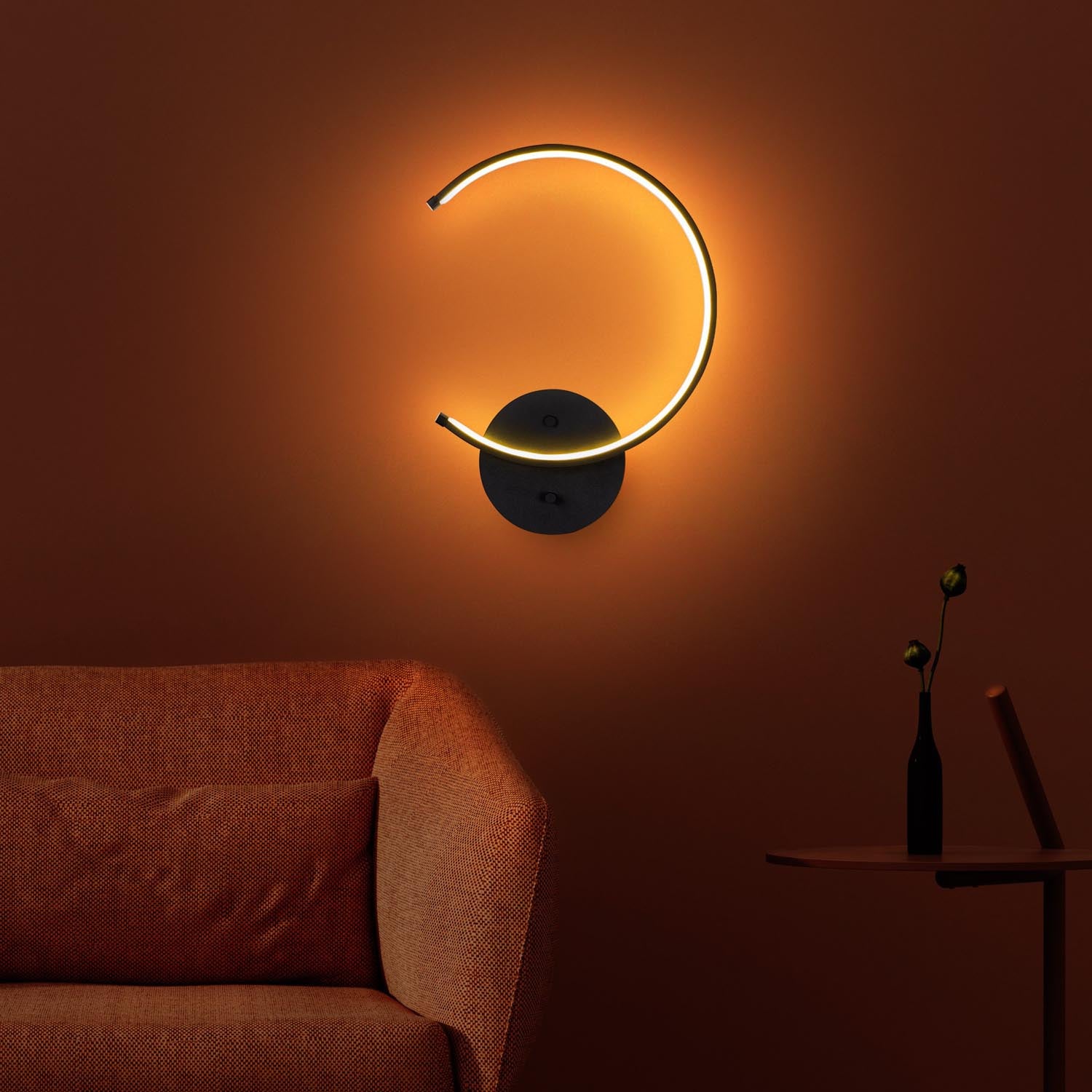 Entdecken Sie die Moon Wandleuchte von Opviq in stilvollem Schwarz – eine elegante Lichtquelle, die Wärme und Raffinesse in Ihr Zuhause bringt.
