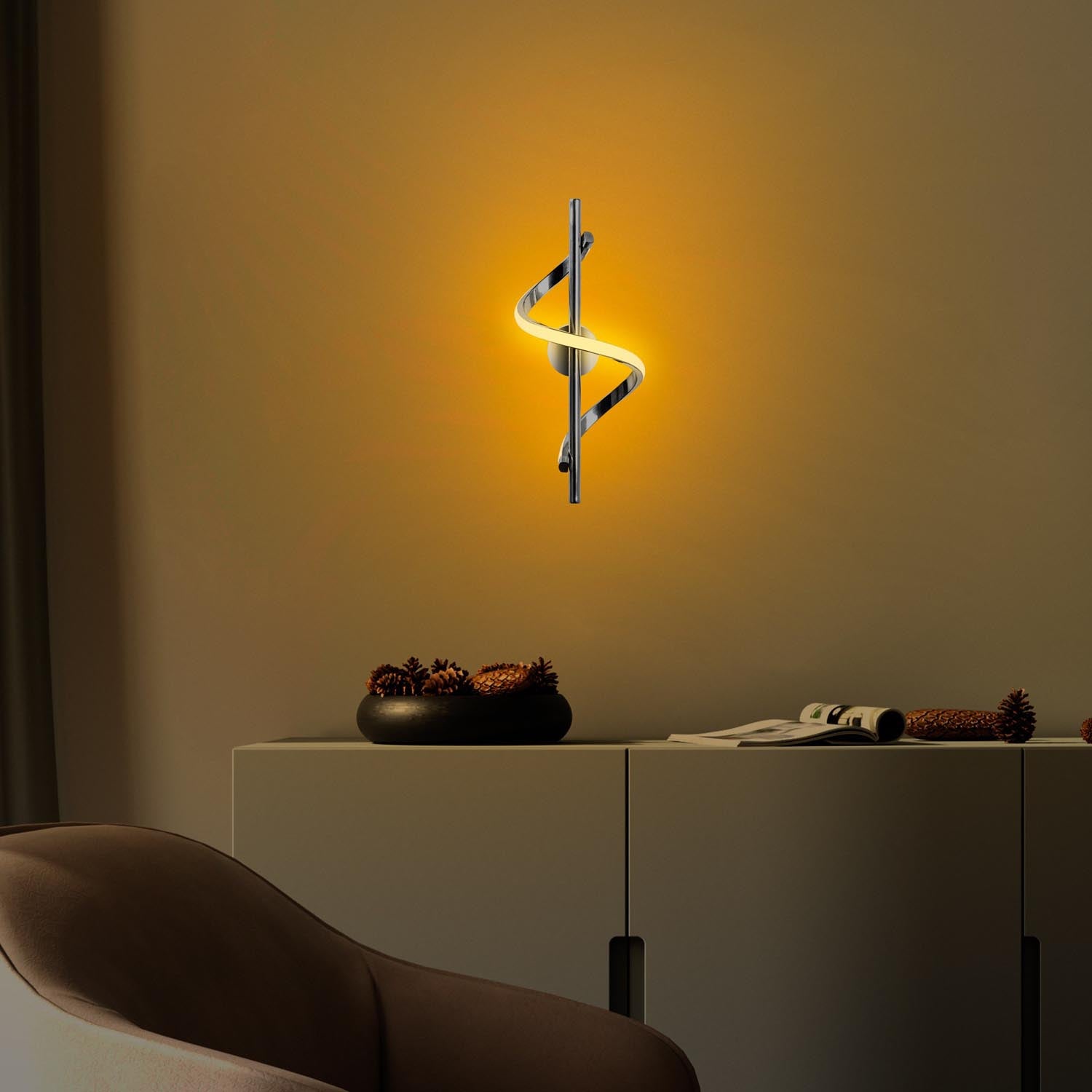 Verleihen Sie Ihrem Raum mit der Lıkma Wandleuchte von Opviq einen modernen Akzent. Diese elegante Chromlampe schafft eine einladende Atmosphäre.