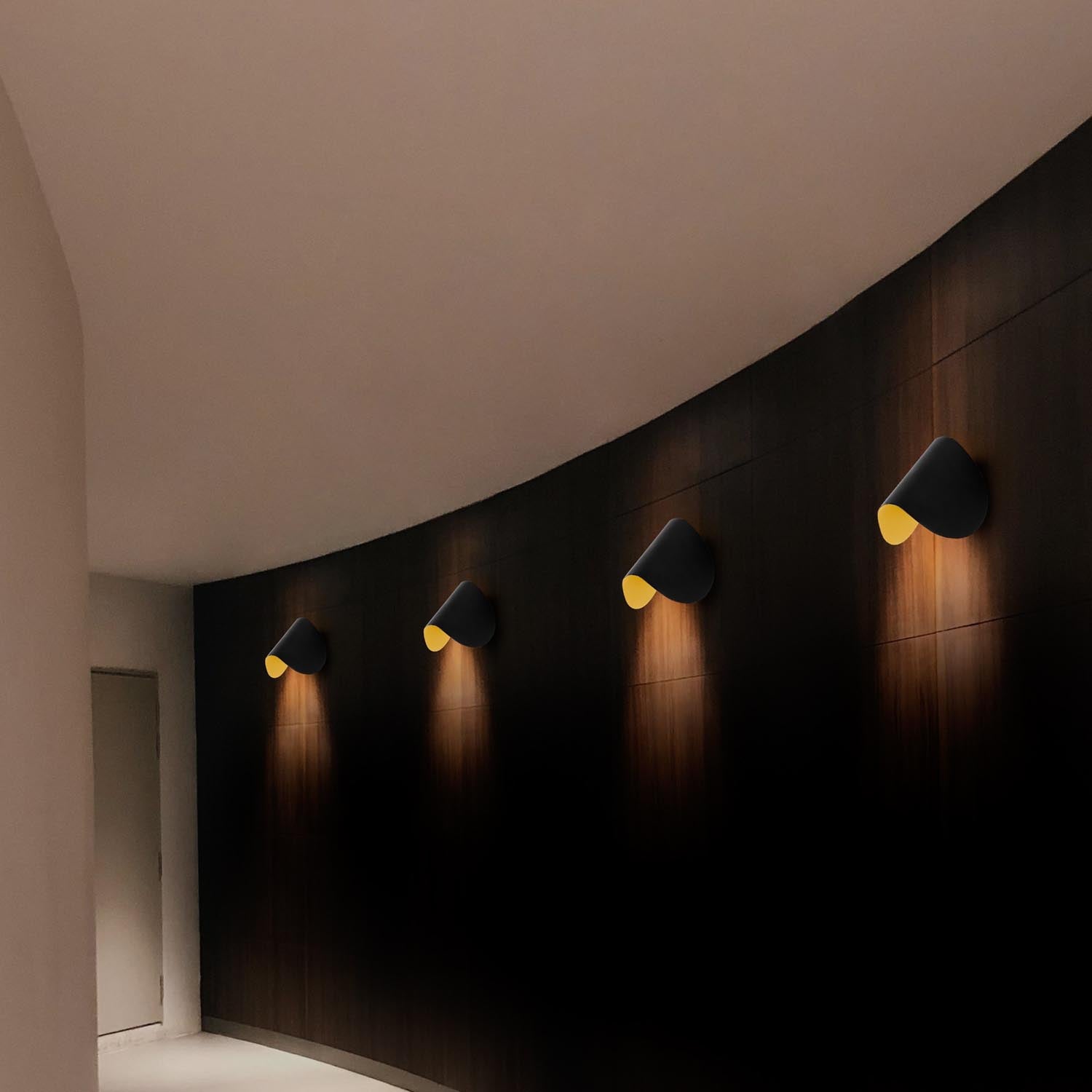 Entdecken Sie die stilvolle Heybe Wandleuchte in Schwarz von Opviq. Ideal für jeden Raum, schafft sie eine warme und einladende Atmosphäre.