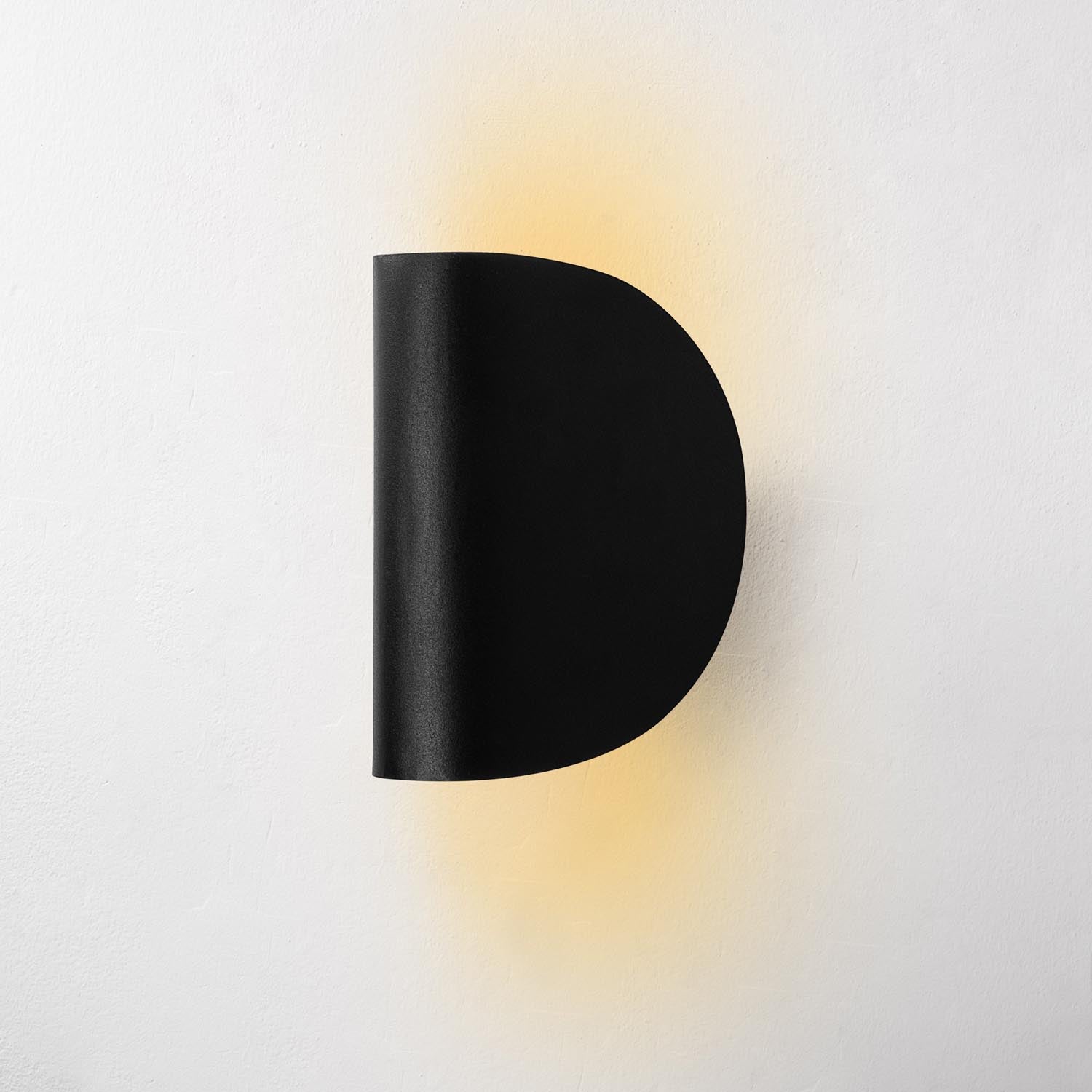 Heybe - 13623 in Schwarz präsentiert im Onlineshop von KAQTU Design AG. Wandleuchte ist von Opviq