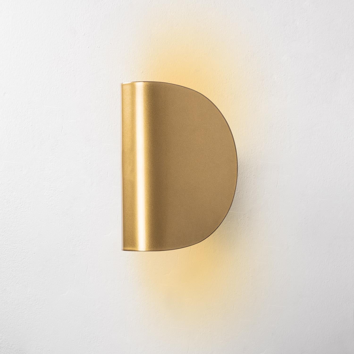 Verleihen Sie Ihrem Zuhause mit der Heybe Wandleuchte in Gold von Opviq einen Hauch von Luxus und schaffen Sie eine einladende Atmosphäre.
