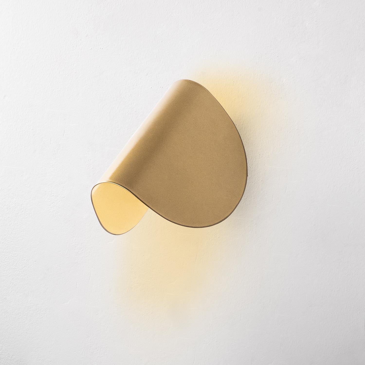 Verleihen Sie Ihrem Zuhause mit der Heybe Wandleuchte in Gold von Opviq einen Hauch von Luxus und schaffen Sie eine einladende Atmosphäre.