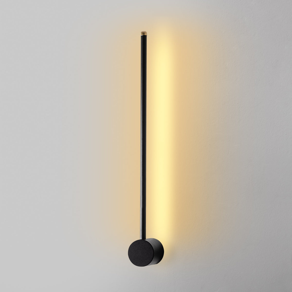 Sword Wandleuchte - Schwarz in Schwarz präsentiert im Onlineshop von KAQTU Design AG. Wandleuchte ist von Opviq