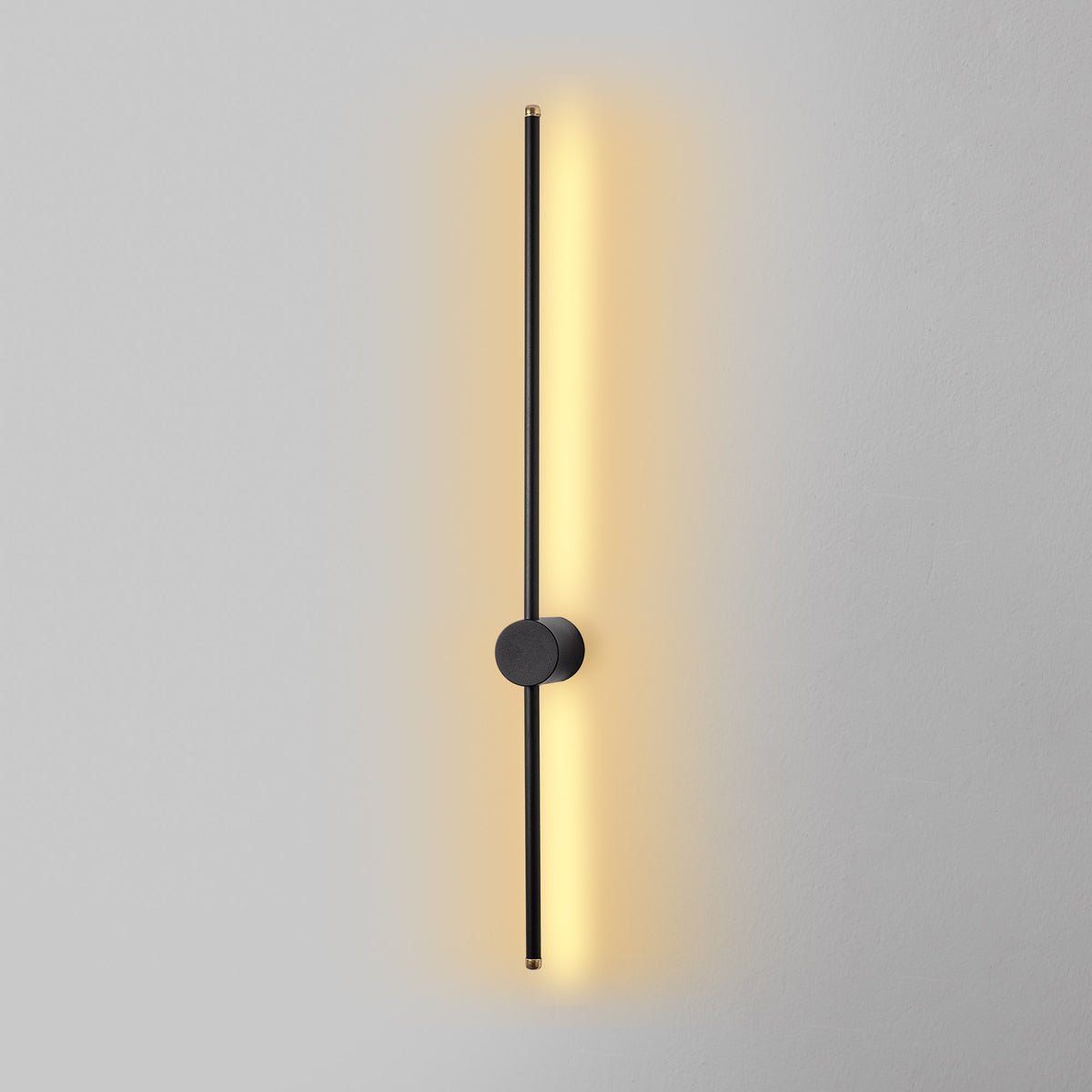 Sword Wandleuchte - Schwarz in Schwarz präsentiert im Onlineshop von KAQTU Design AG. Wandleuchte ist von Opviq