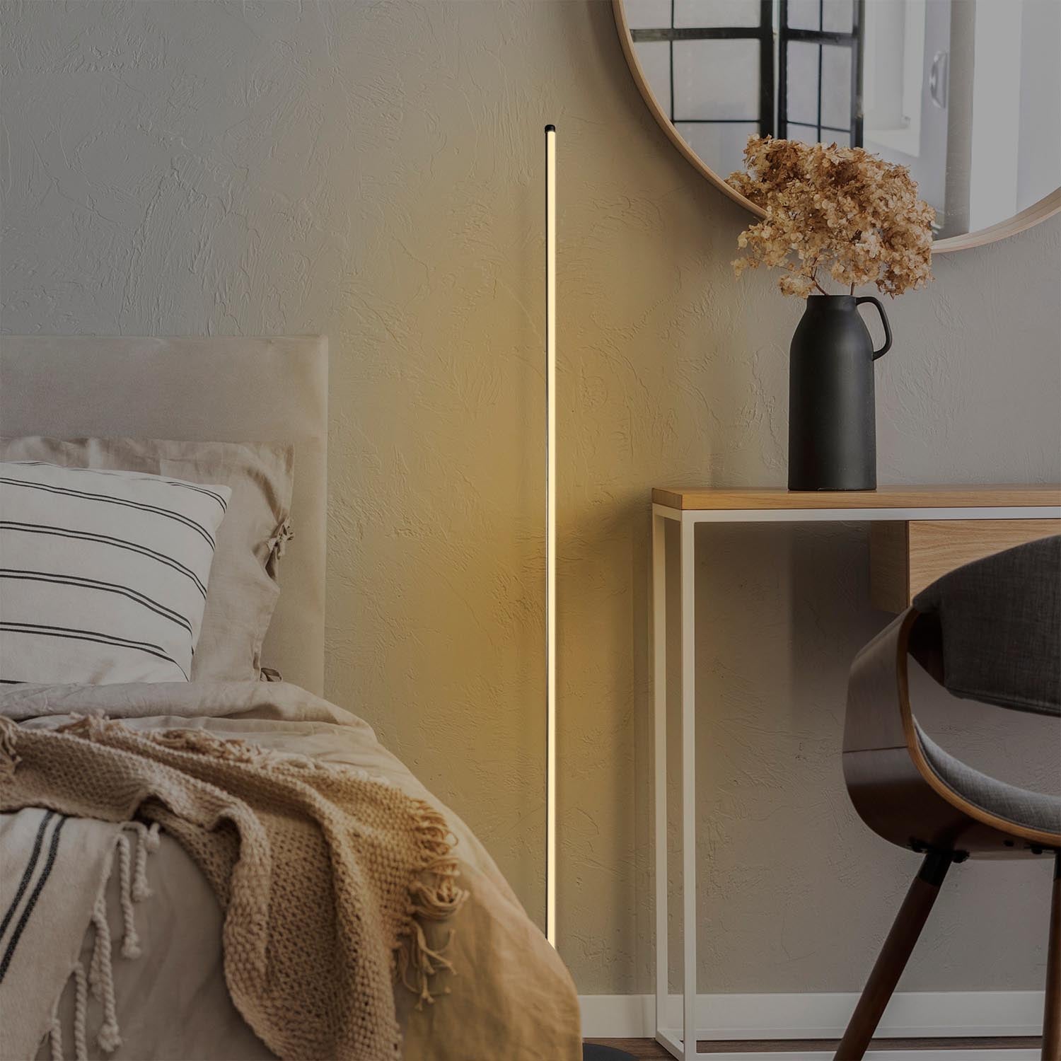 Elegante Stehleuchte Only - 13317 von Opviq. Robuste Metallkonstruktion, 153 cm hoch, sorgt für stilvolle Akzente und warmes Licht in jedem Raum.