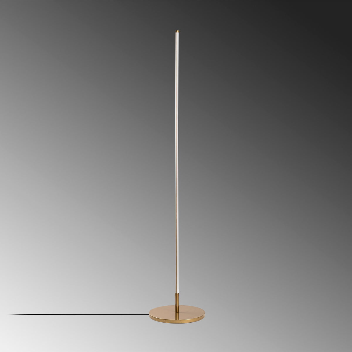 Only Stehleuchte - Gold in Gold präsentiert im Onlineshop von KAQTU Design AG. Stehleuchte ist von Opviq