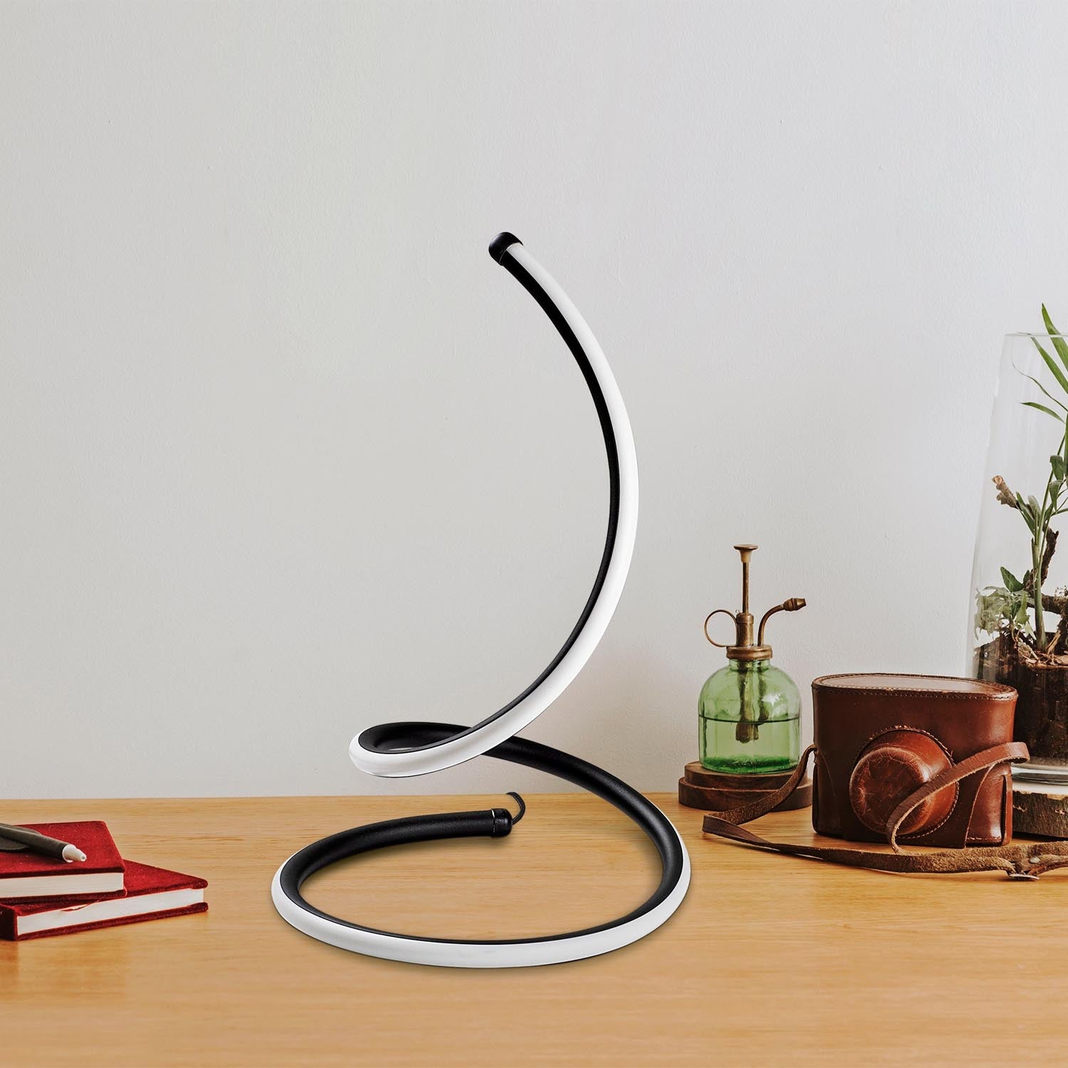 Entdecken Sie die Yay Tischleuchte von Opviq in Schwarz: Elegante Metallkonstruktion, warmes Licht und ideal für jeden Raum. Stil trifft Funktion!