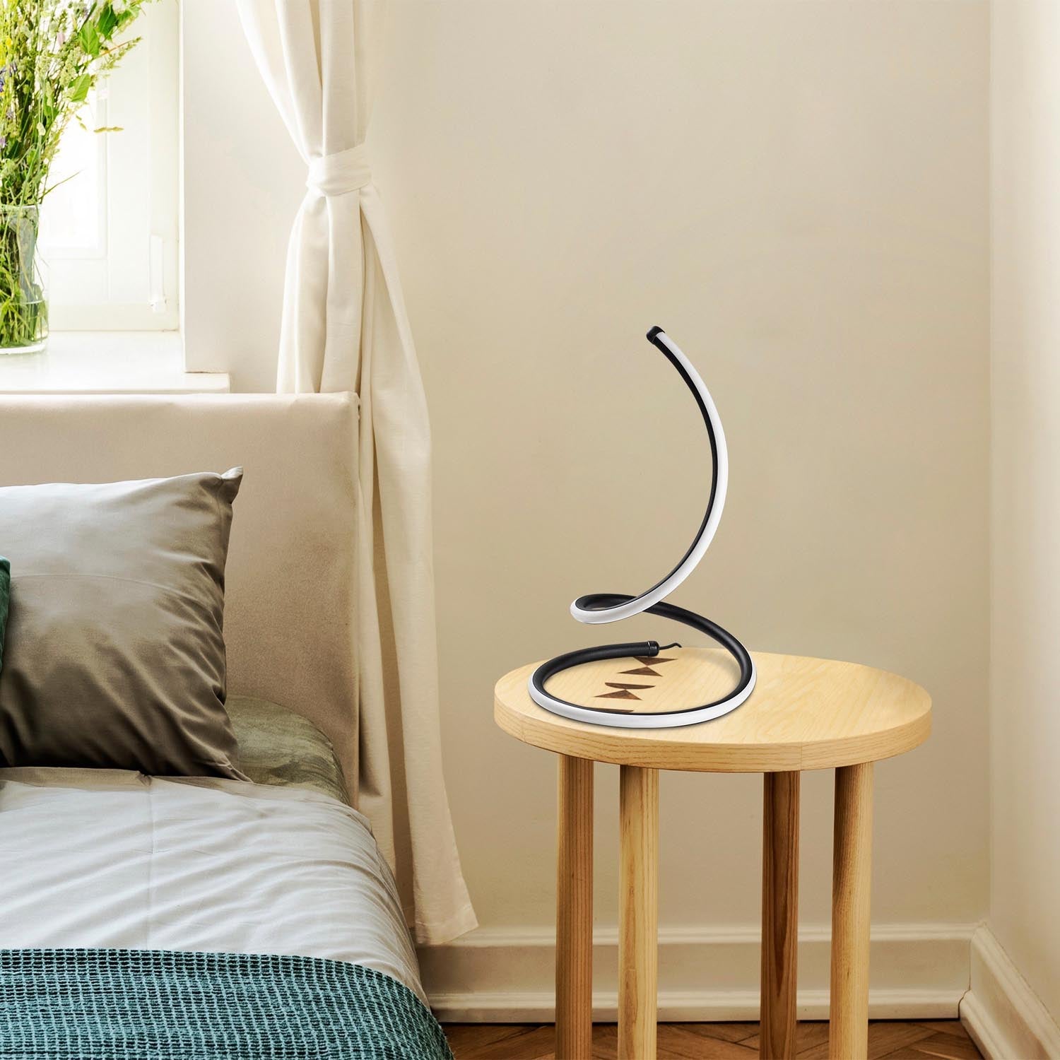 Entdecken Sie die Yay Tischleuchte von Opviq in elegantem Schwarz. Diese stilvolle Lampe vereint modernes Design mit warmem Licht für eine gemütliche Atmosphäre.