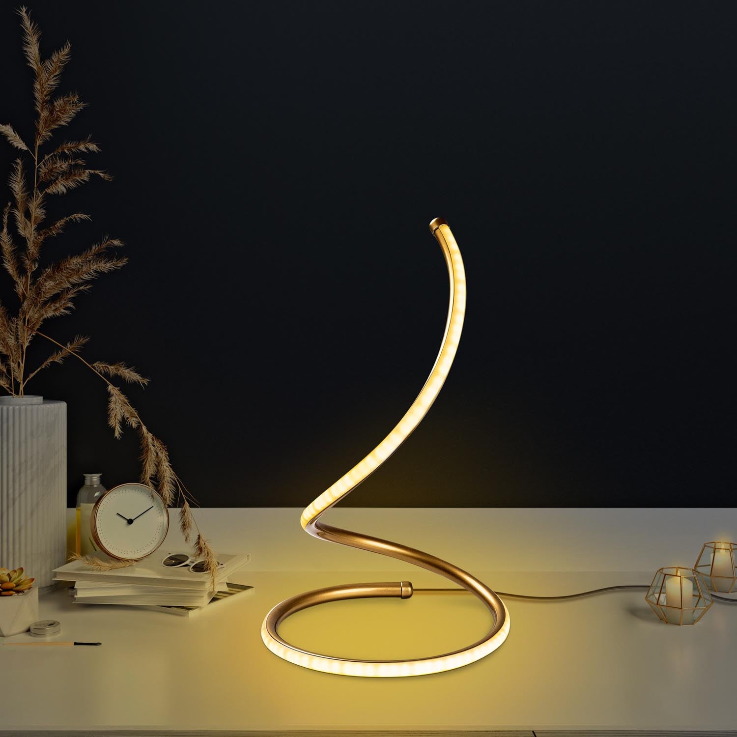 Entdecken Sie die Yay Tischleuchte in Gold von Opviq – eine elegante Metalllampe, die jedem Raum einen Hauch von Luxus und Wärme verleiht.