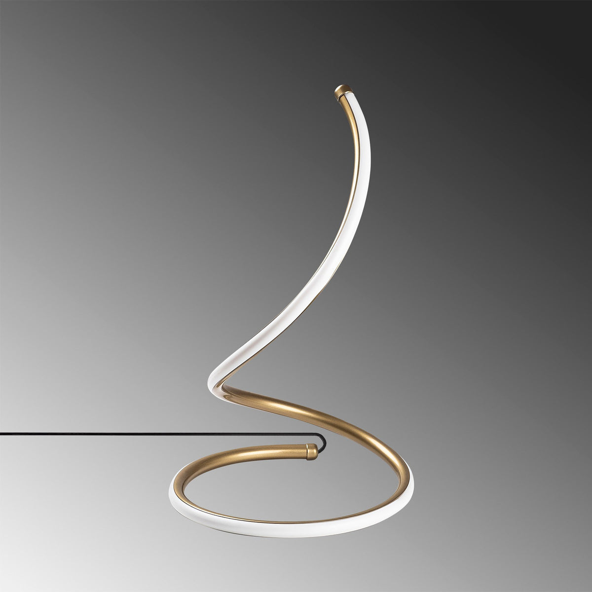 Yay Tischleuchte - Gold in Gold präsentiert im Onlineshop von KAQTU Design AG. Tischleuchte ist von Opviq