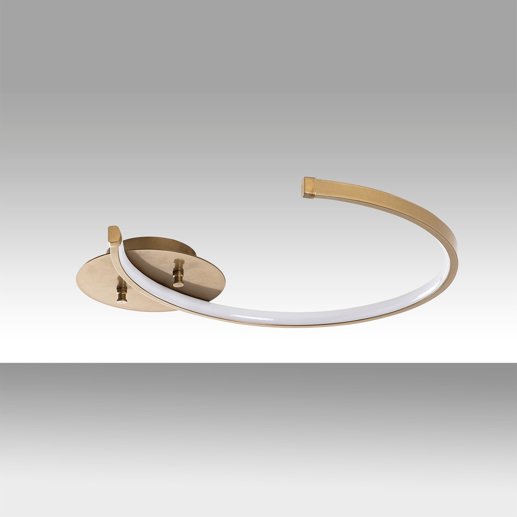 Entdecken Sie die Moon Deckenleuchte von Opviq in edlem Gold – ein stilvolles Highlight, das Ihr Zuhause mit warmem Licht und luxuriösem Flair bereichert.