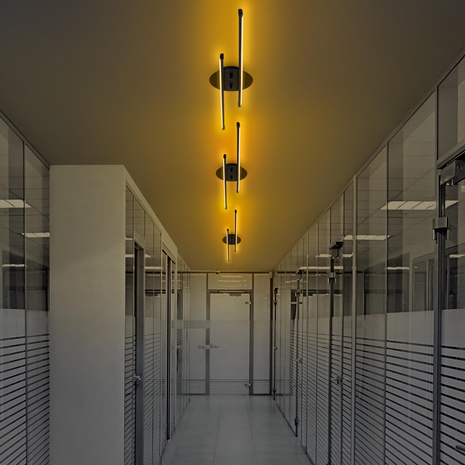 Erleben Sie die Umut Deckenleuchte von Opviq in elegantem Schwarz. Ihr zeitloses Design und die integrierten LED-Leuchten verwandeln jeden Raum in eine stilvolle Oase.