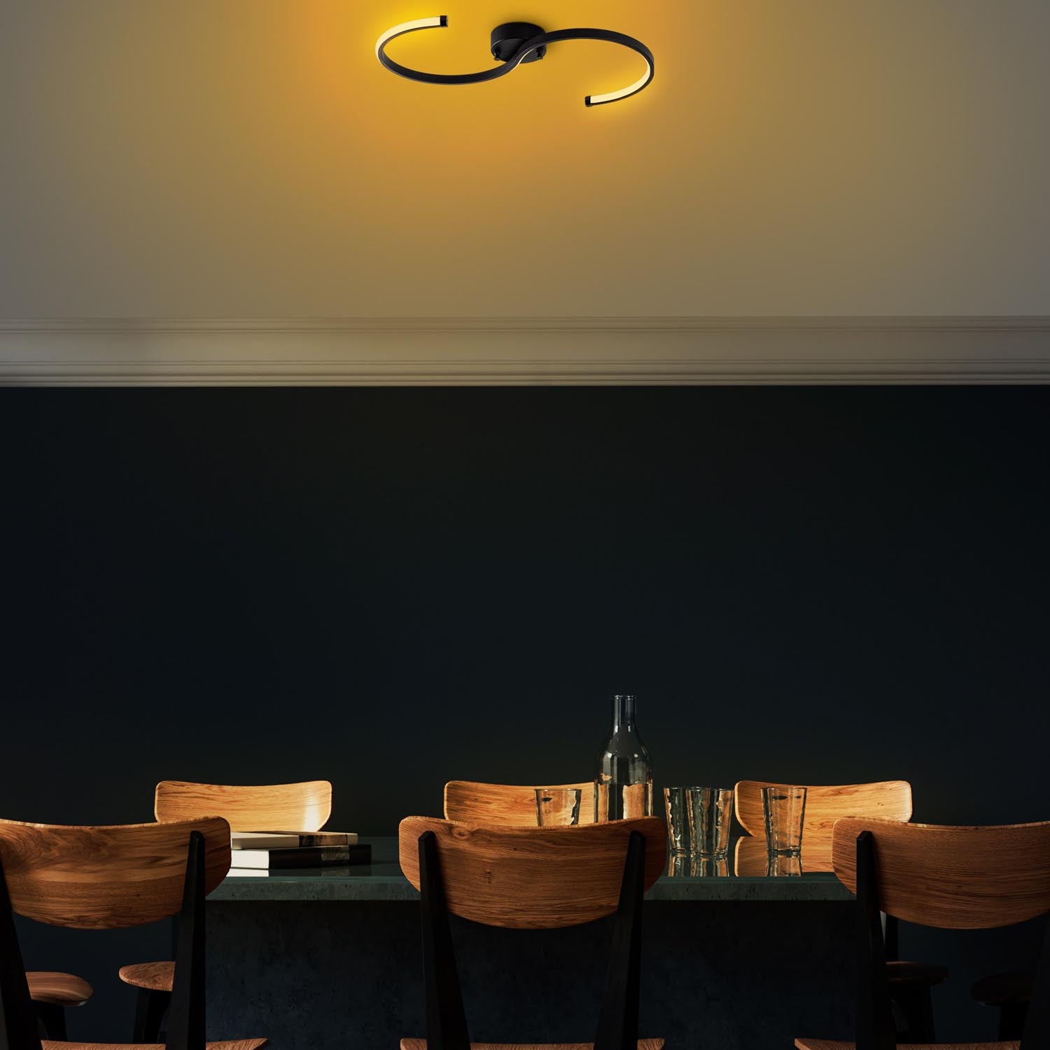 Entdecken Sie die schwarze Deckenleuchte Es von Opviq – ein stilvolles Highlight für jeden Raum, das Eleganz und modernes Design vereint.