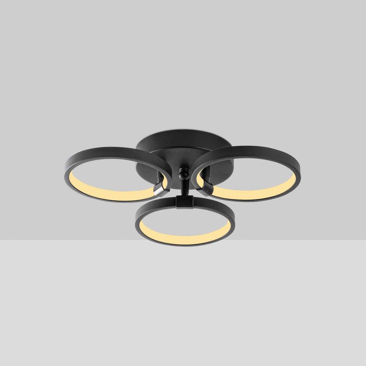 Halka Deckenleuchte - Schwarz in Schwarz präsentiert im Onlineshop von KAQTU Design AG. Deckenleuchte ist von Opviq