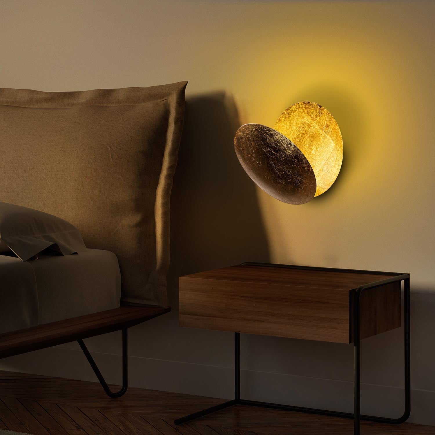 Elegante Yosma Wandleuchte in Gold von Opviq. Ideal für stilvolle Akzente in Ihrem Zuhause. Energieeffiziente LED-Beleuchtung für ein warmes Ambiente.
