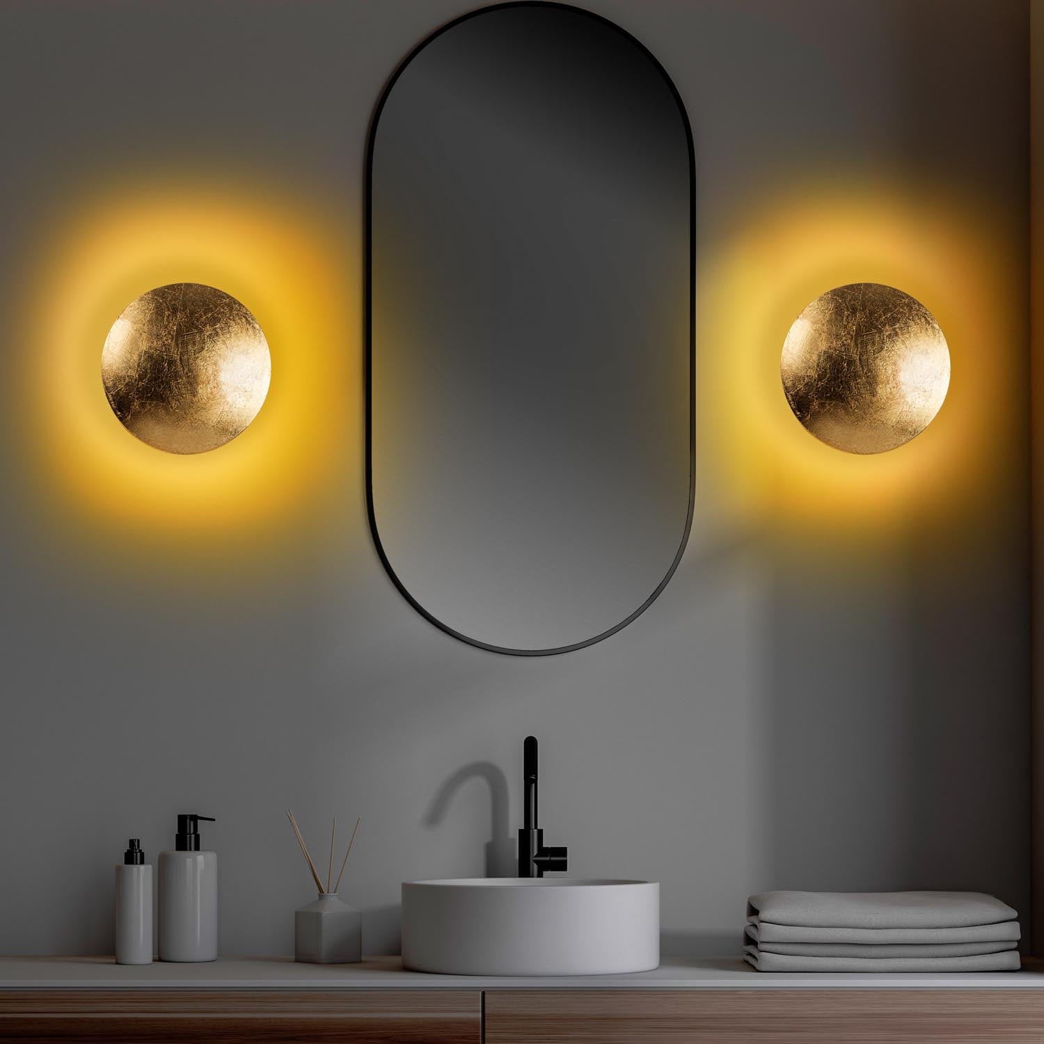 Erleben Sie mit der Yosma Wandleuchte von Opviq zeitlose Eleganz. Diese goldene Lampe kombiniert modernes Design mit nachhaltiger LED-Beleuchtung.