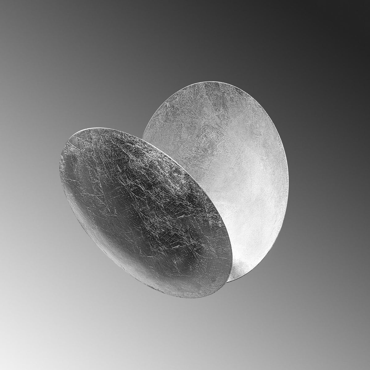 Yosma Wandleuchte - Silber in Silber präsentiert im Onlineshop von KAQTU Design AG. Wandleuchte ist von Opviq