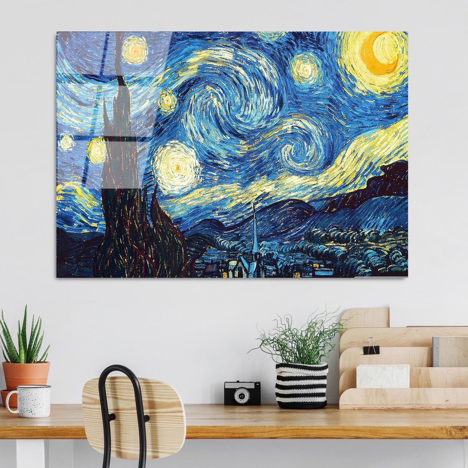 Entdecken Sie die magische Schönheit von Van Goghs Sternennacht auf gehärtetem Glas! Dieses 70 x 100 cm große Kunstwerk verleiht jedem Raum Eleganz.