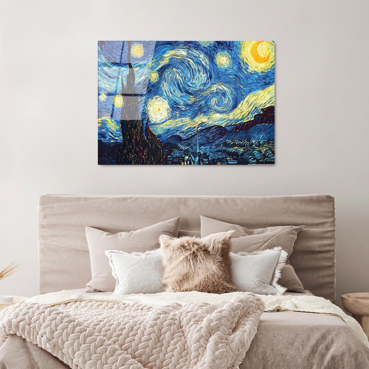 Verleihen Sie Ihrem Raum mit Van Goghs Sternennacht auf gehärtetem Glas einen Hauch von Eleganz! Dieses 70 x 100 cm große Meisterwerk begeistert mit lebendigen Farben.