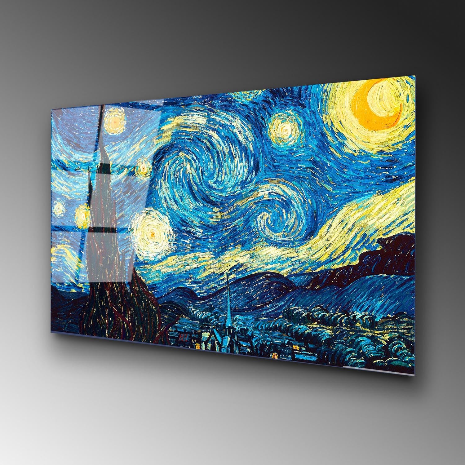 Erleben Sie Van Goghs Sternennacht auf gehärtetem Glas! Dieses 70 x 100 cm große Meisterwerk bringt Farbe und Eleganz in Ihr Zuhause.