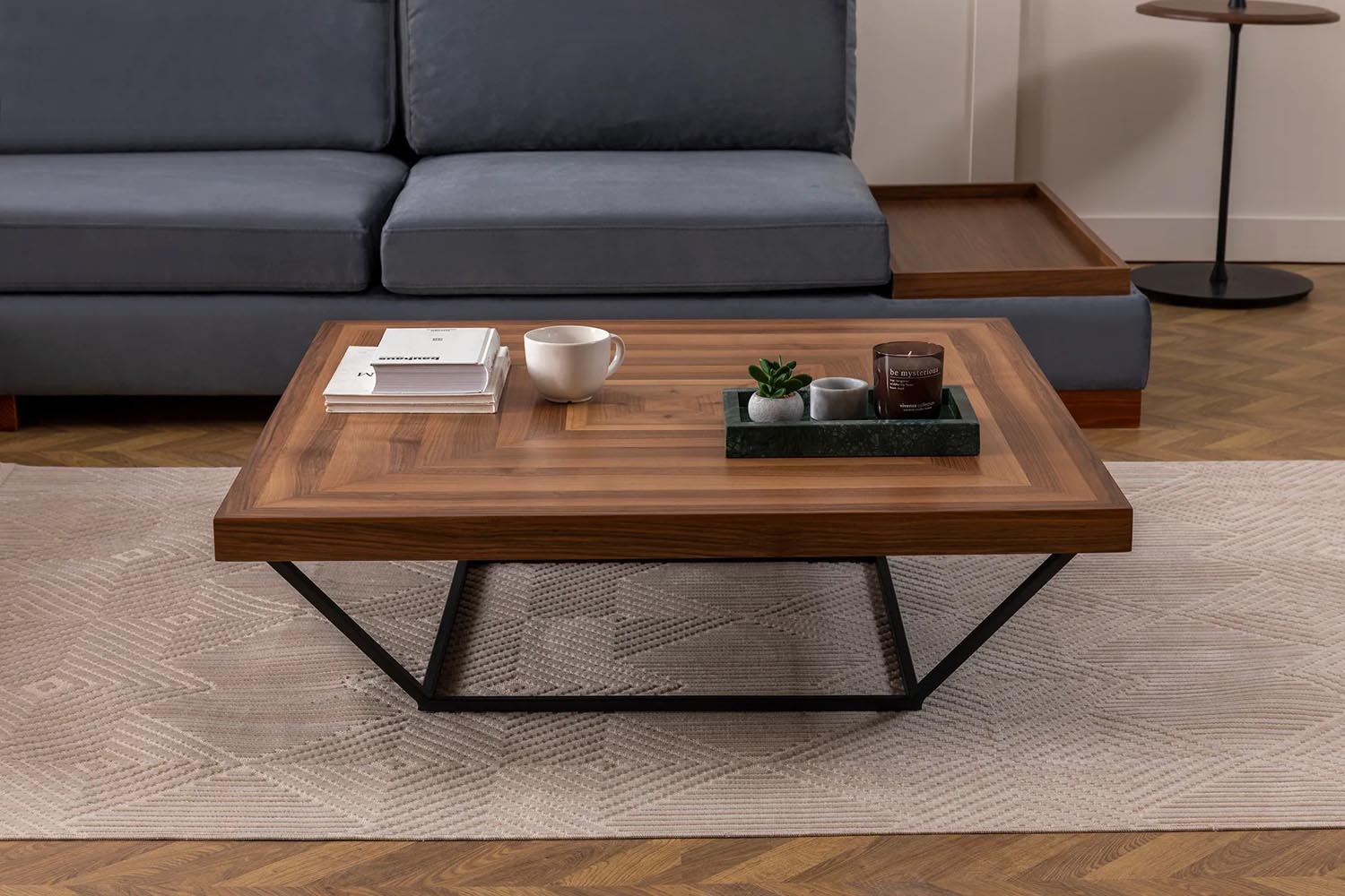 Cora Sofatisch in Walnuss von Hanah Home: Ein Meisterwerk aus 100% Holz mit stabilen Metallbeinen, das Eleganz und Funktionalität vereint.