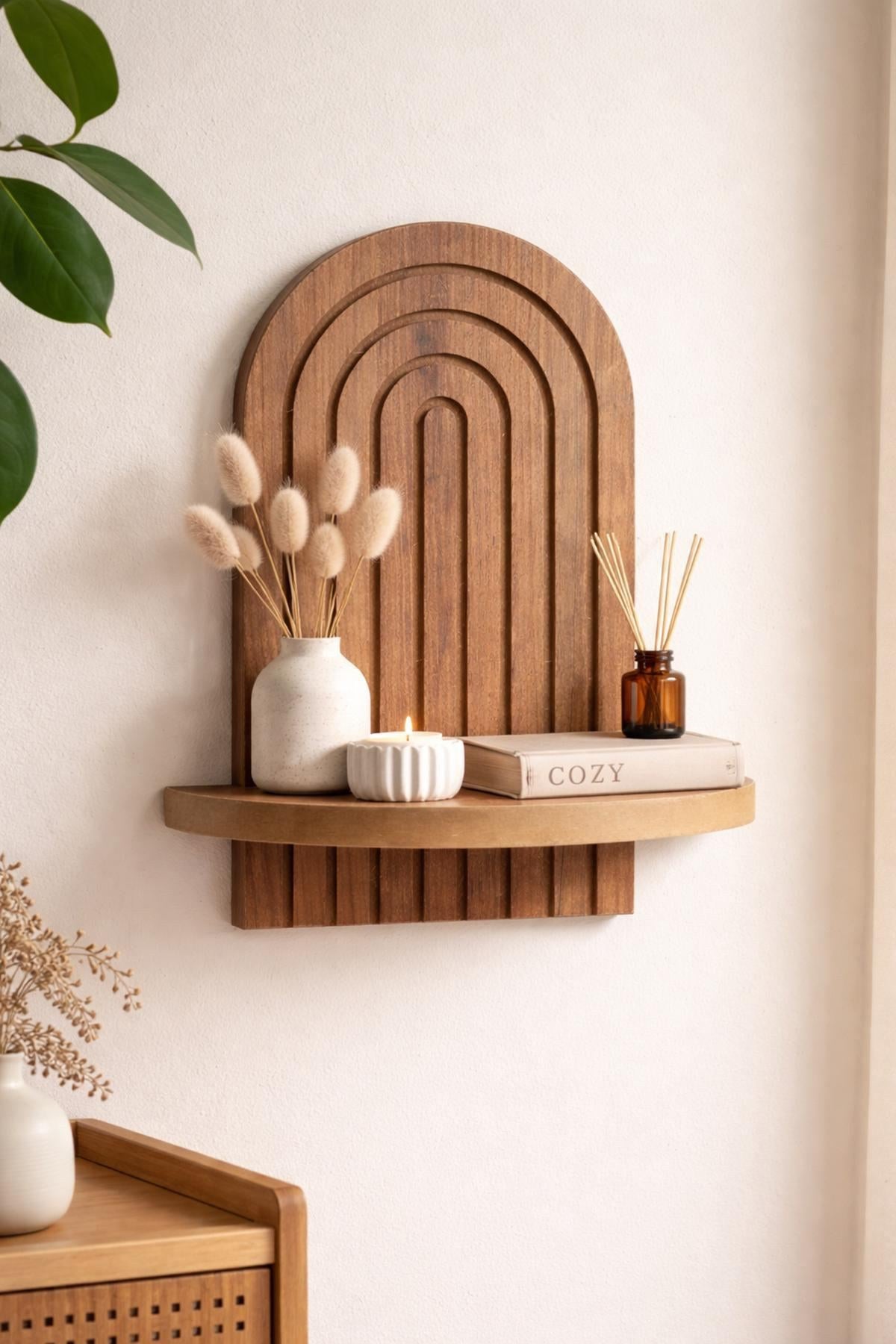 Wandregal aus MDF in Eiche-Optik mit geometrischem Design, Masse 26 x 13 x 35 cm, montiert an einer hellen Wand.