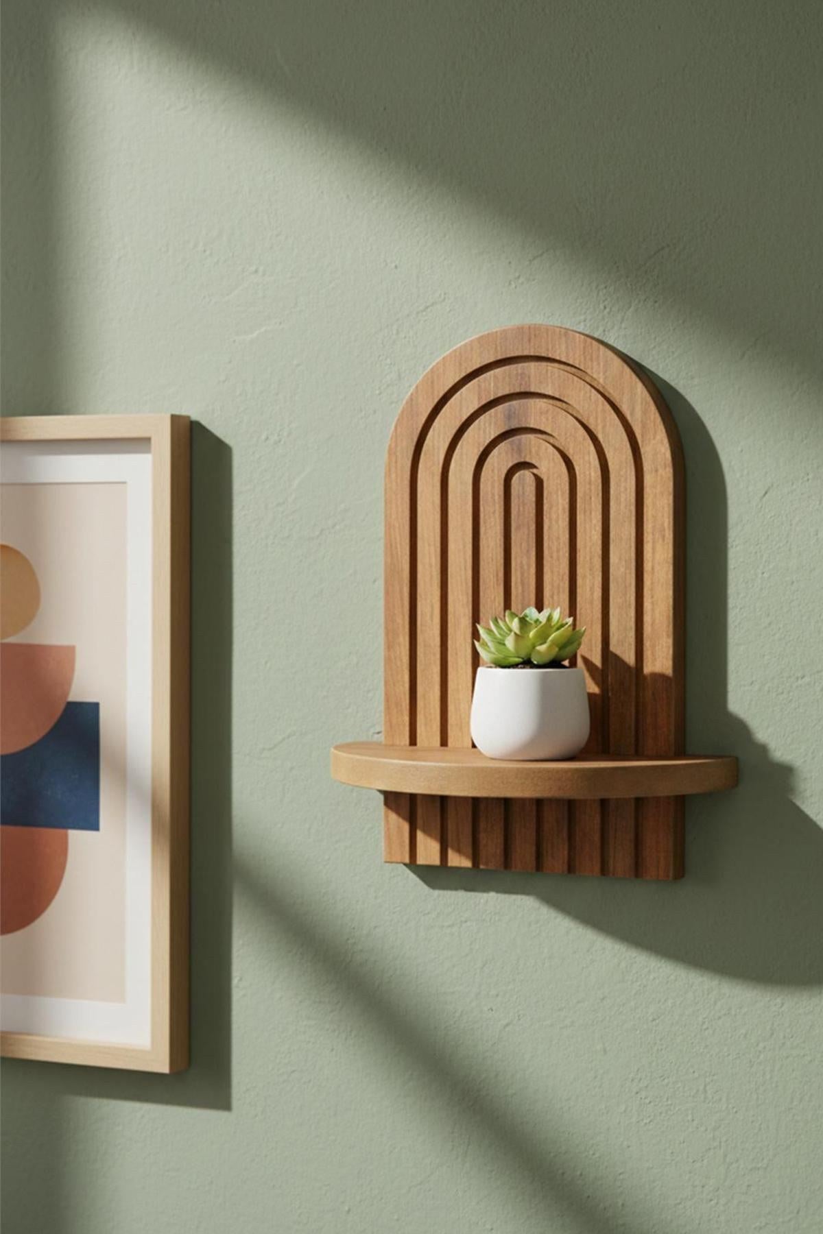 Wandregal aus MDF in Eiche-Optik mit geometrischem Design, Masse 26 x 13 x 35 cm, montiert an einer hellen Wand.