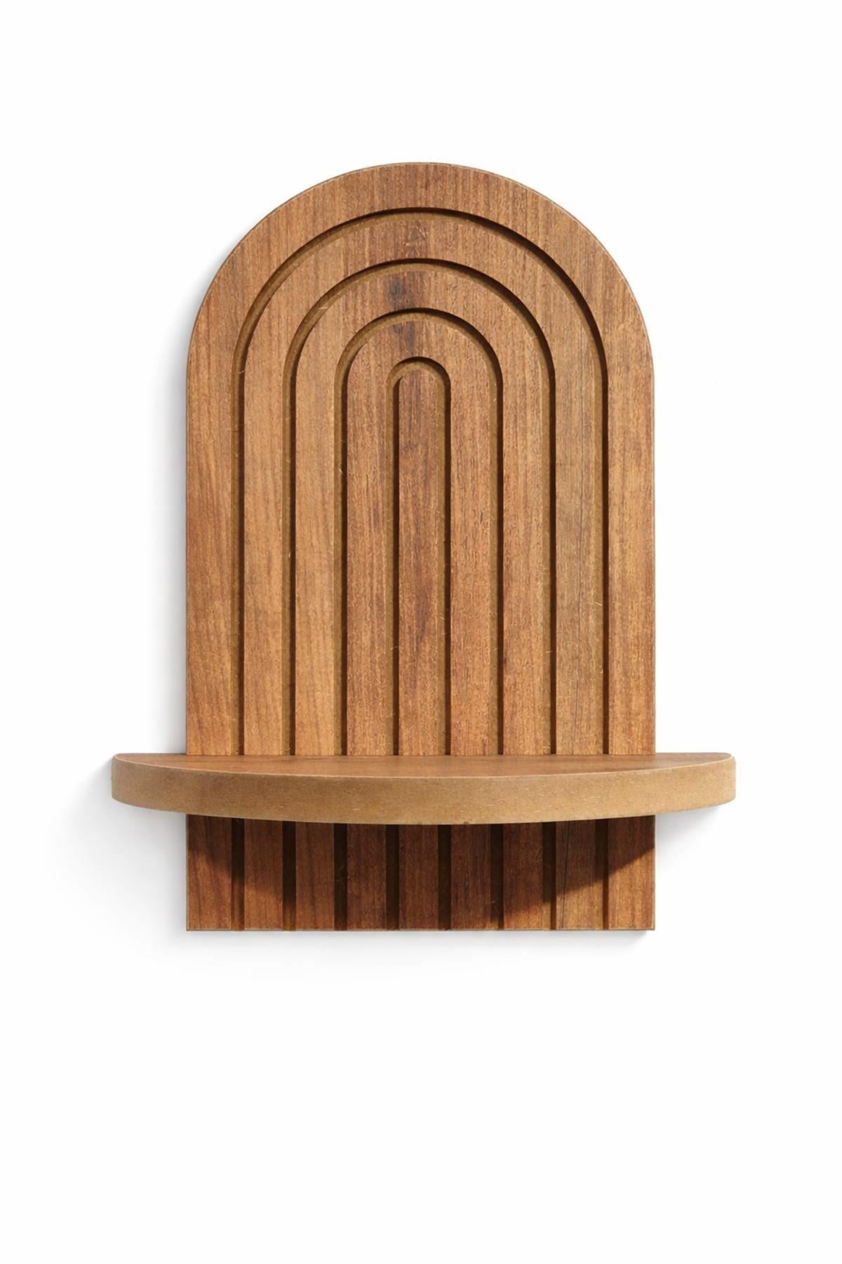 Wandregal aus MDF in Eiche-Optik mit geometrischem Design, Masse 26 x 13 x 35 cm, montiert an einer hellen Wand.