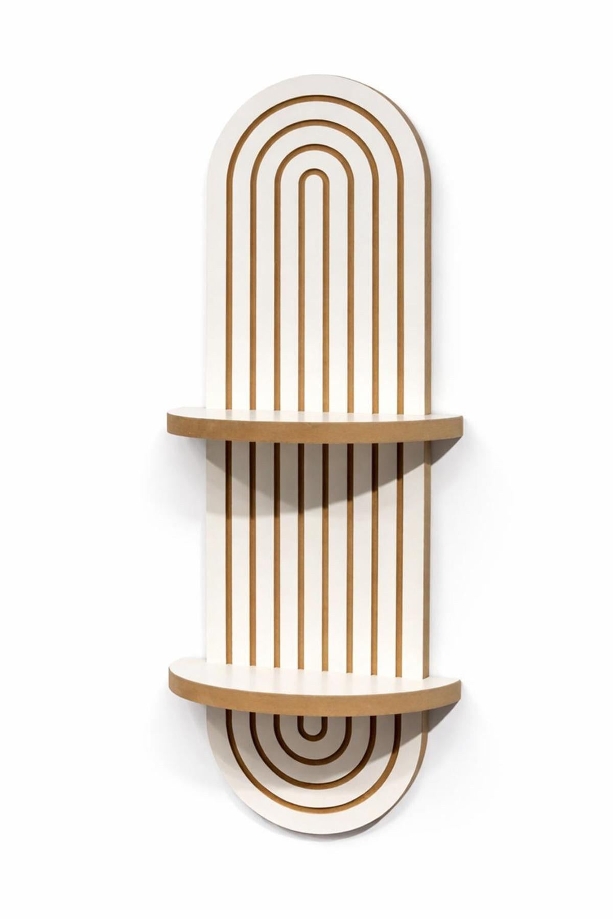 Weisses Wandregal aus MDF mit klaren Linien und geometrischer Form, Masse 26 x 13 x 70 cm, an einer hellen Wand montiert.