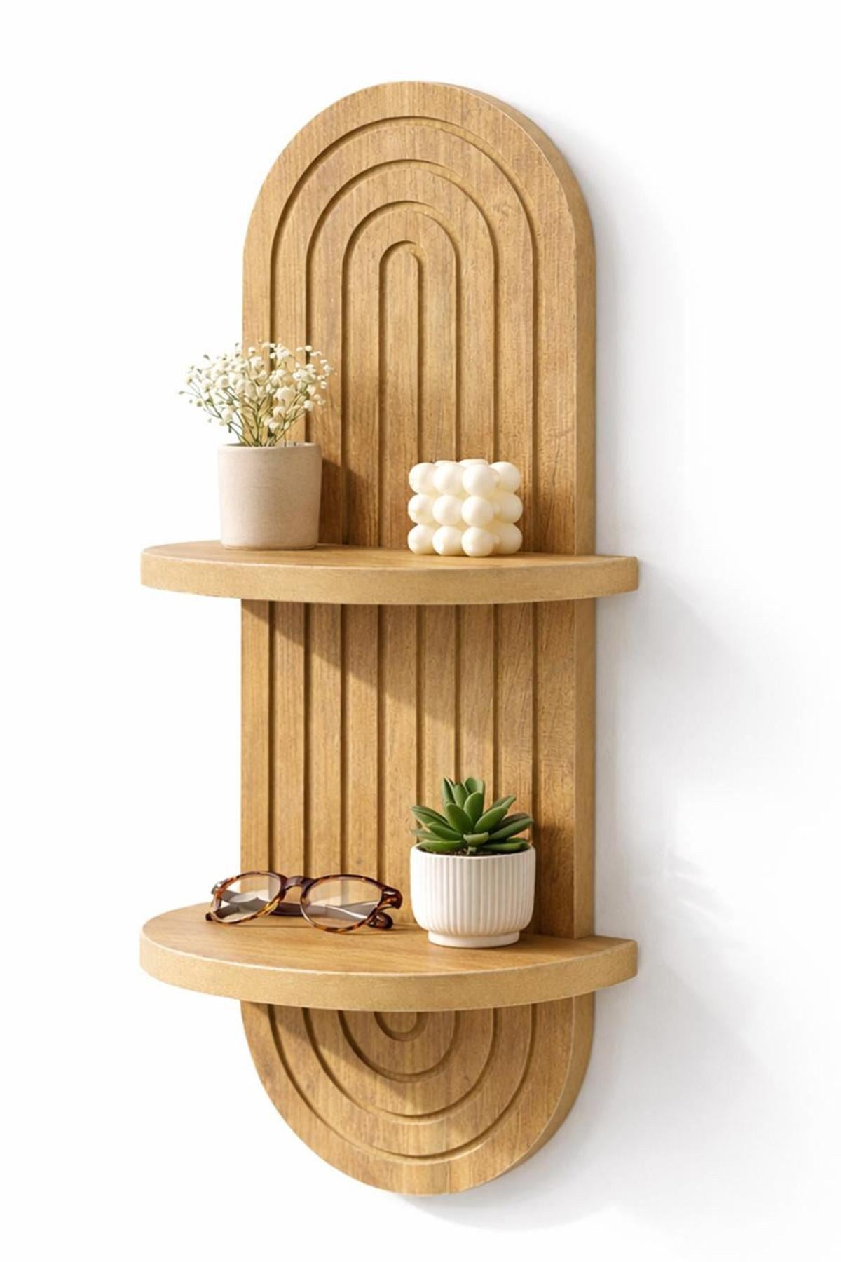 Wandregal in Eichenfarbe aus 100% MDF mit geometrischer Form, Masse 26x13x70 cm, Hersteller Hanah Home, an weisser Wand montiert.