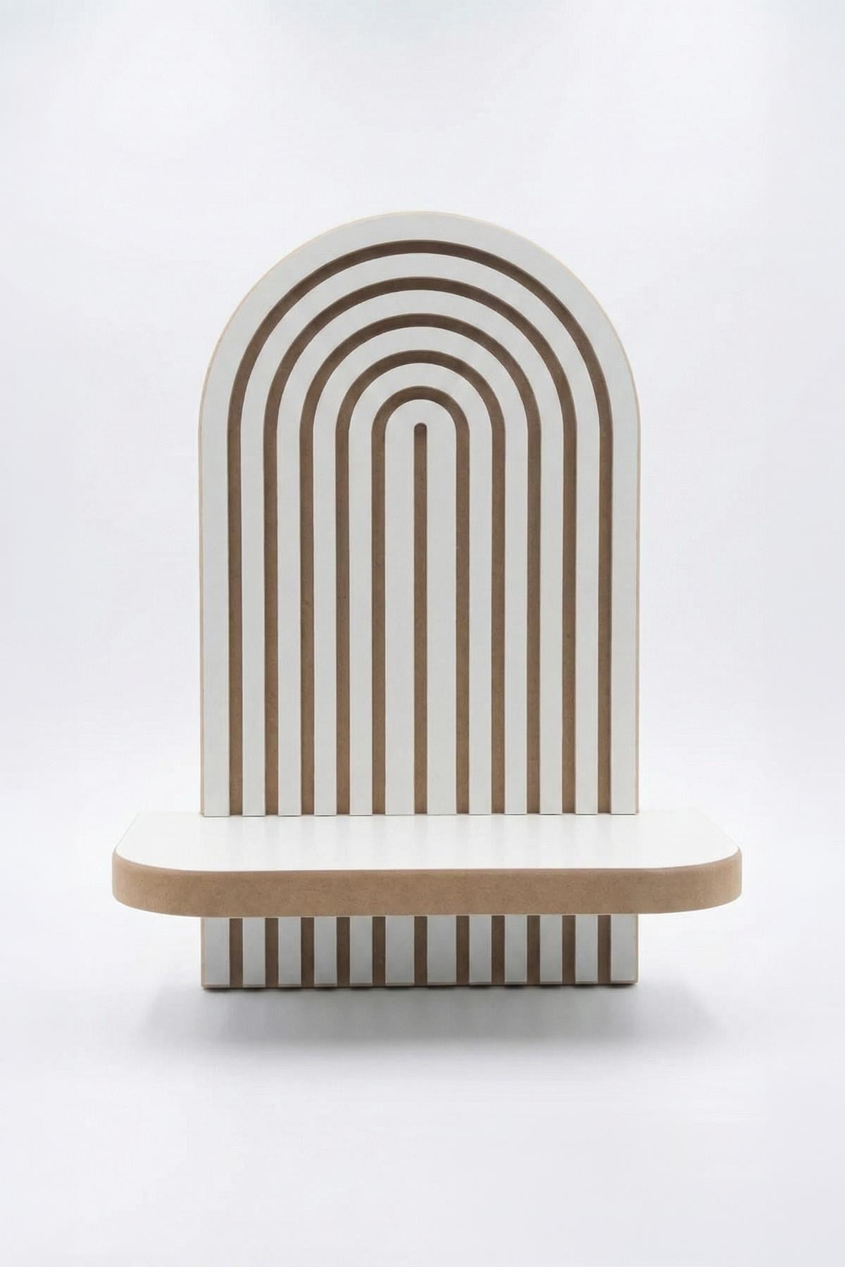 Weisses Wandregal aus 100% MDF mit klarer geometrischer Form, Masse 26 x 13 x 35 cm, an einer hellen Wand montiert.