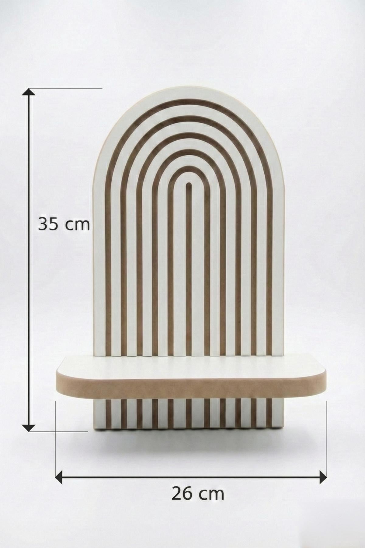 Weisses Wandregal aus 100% MDF mit klarer geometrischer Form, Masse 26 x 13 x 35 cm, an einer hellen Wand montiert.