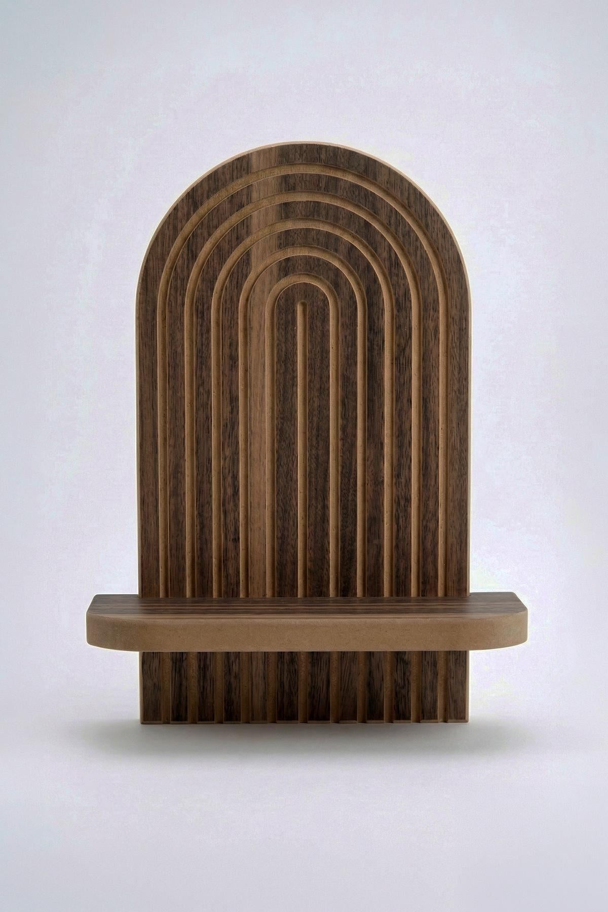 Wandregal aus MDF in Wenge-Farbe, geometrische Form, Masse 26 x 13 x 35 cm, montiert an einer weissen Wand.