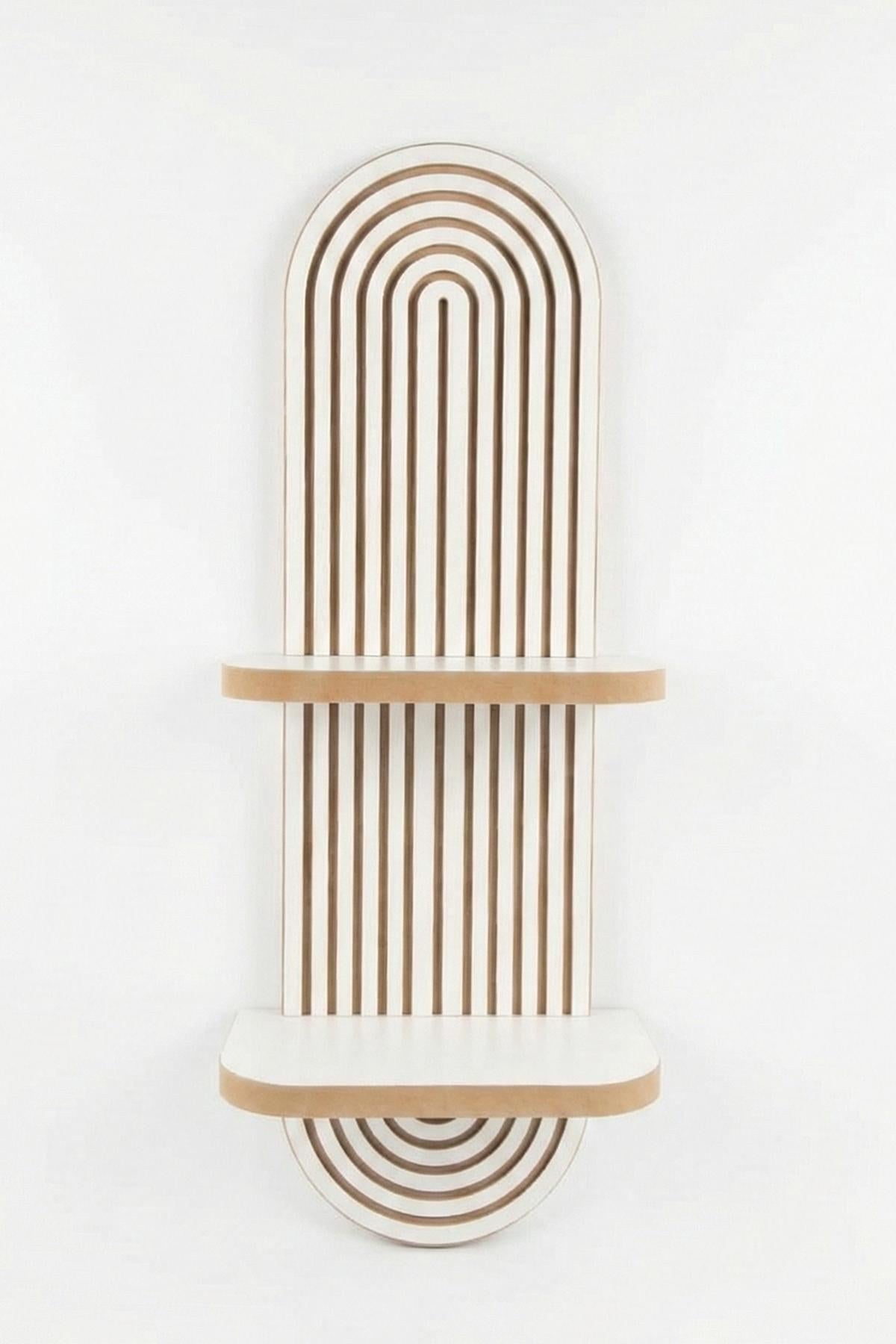 Weisses Wandregal aus MDF mit klaren Linien und minimalistischem Design, Masse 26 x 13 x 70 cm, an einer Wand montiert.