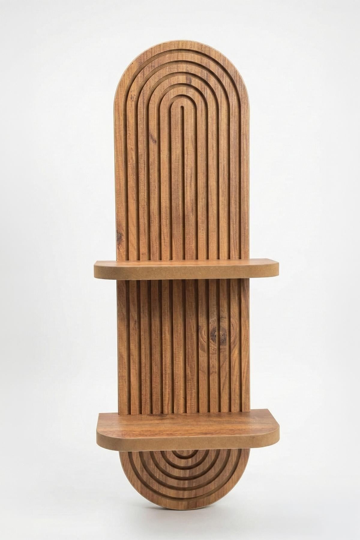 Wandregal aus Eiche-farbigem MDF mit geometrischem Design, Masse 26 x 13 x 70 cm, montiert an einer Wand.