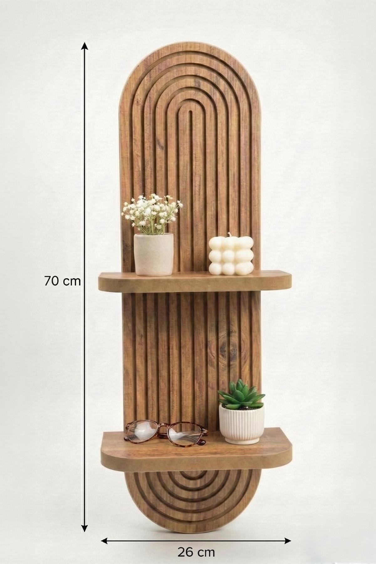 Wandregal aus Eiche-farbigem MDF mit geometrischem Design, Masse 26 x 13 x 70 cm, montiert an einer Wand.