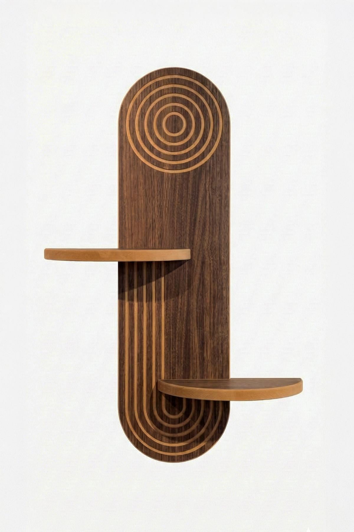 Wandregal aus MDF in Wenge-Braun mit geometrischer Form, Masse 26x13x70 cm, an weisser Wand montiert, Hersteller Hanah Home.