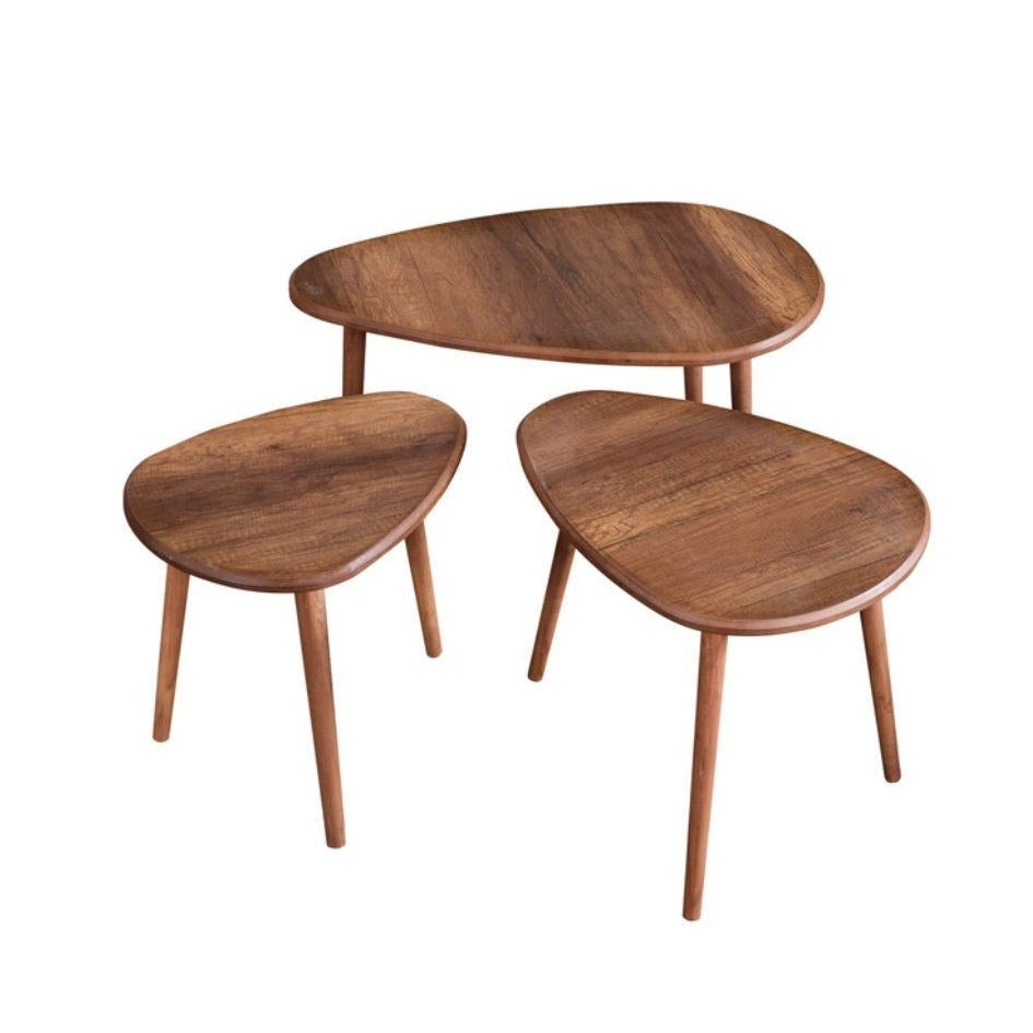 Couchtisch-Set Alvin in Nussbaumfarbe aus MDF mit drei unterschiedlich grossen Tischen und Holzbeinen in Pinotex-Beschichtung.