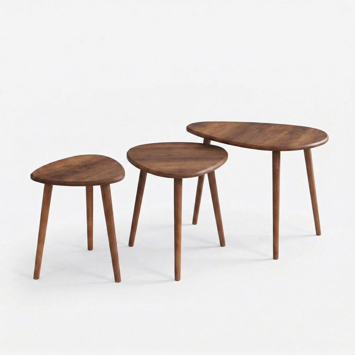 Couchtisch-Set Alvin in Nussbaumfarbe aus MDF mit drei unterschiedlich grossen Tischen und Holzbeinen in Pinotex-Beschichtung.